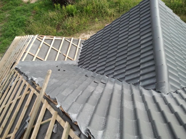 Dachówka cementowa na dachu domu jednorodzinnego
