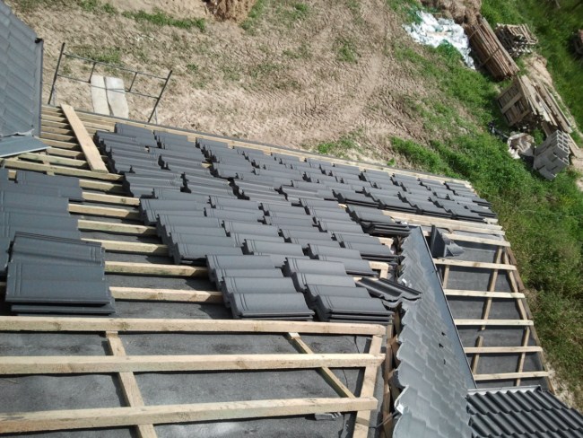 Układanie dachówki cementowej