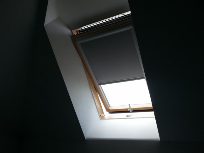 Roleta wewnętrzna w oknie dachowym Fakro