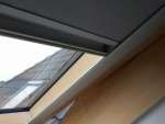 Roleta wewnętrzna zaciemniająca 100% w oknie dachowym Fakro