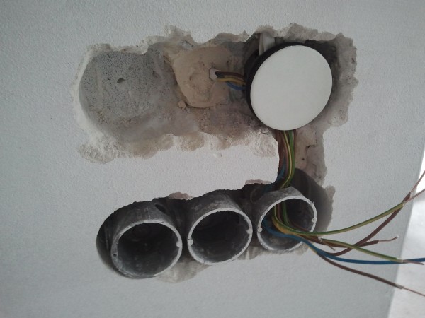 Jak obniżyć włączniki oświetlenia na ścianie